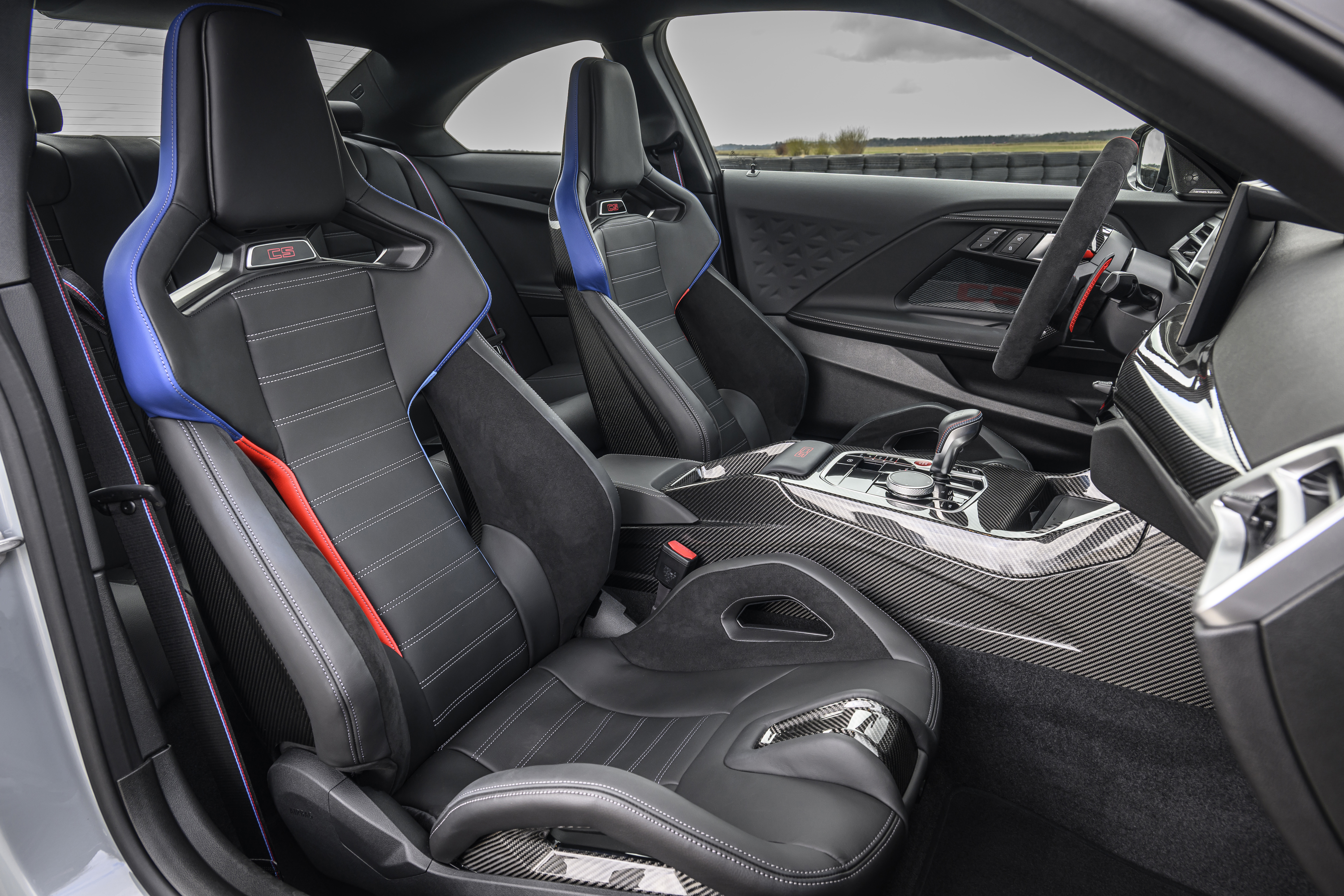Nové BMW M2 CS 2025 ve Velvet Blue metallic – výkonný sportovní vůz s 530 koňmi, karbonovou střechou a agresivním designem. Nejostřejší verze modelu M2 dostupná nově i pro online objednávky přes AUTOiBUY.